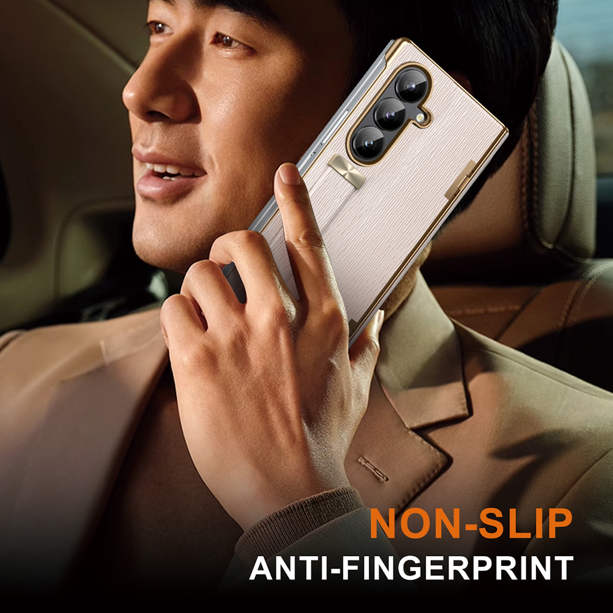 Mann im Auto hält Handy mit drei Kameras, Text: Non-Slip Anti-Fingerprint.