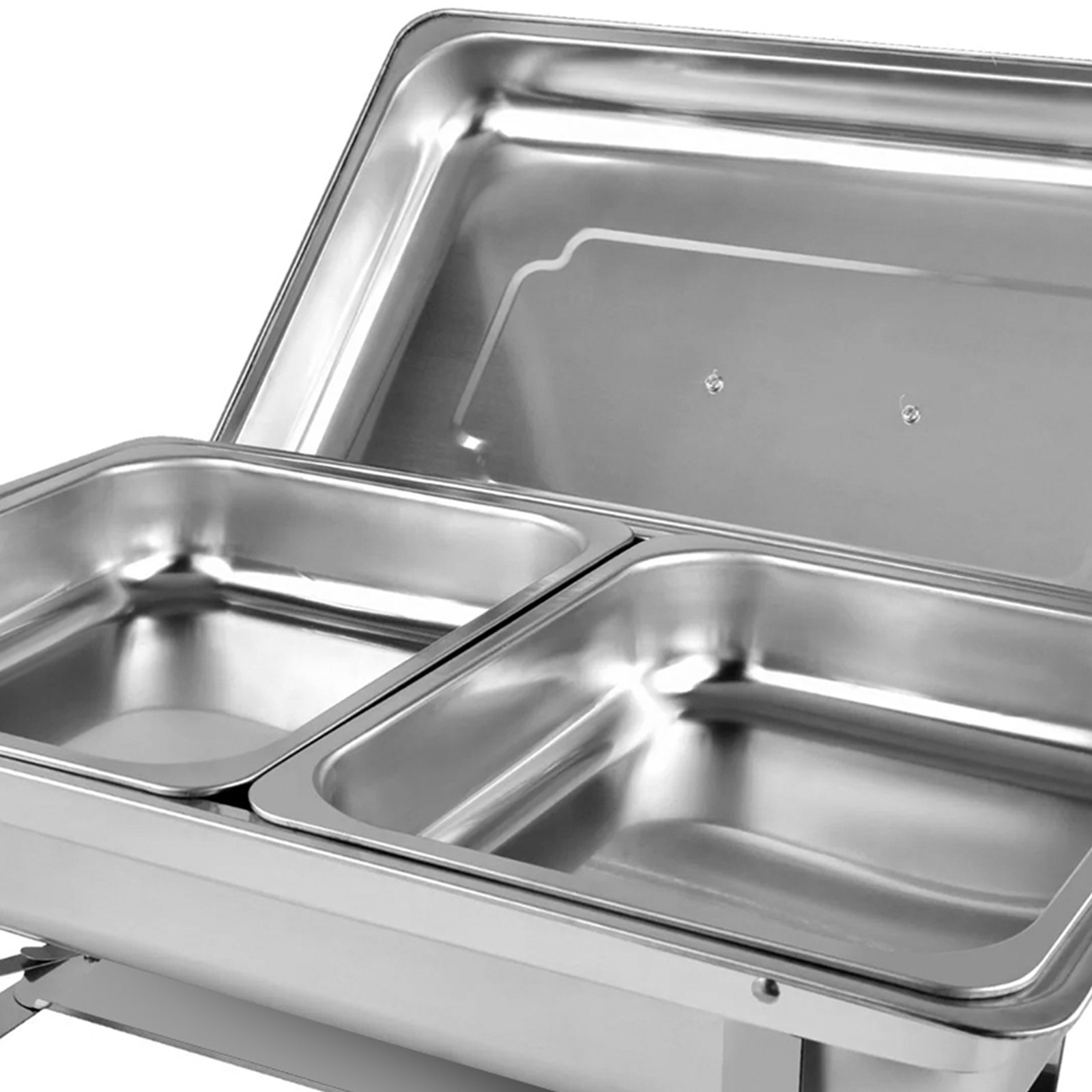 Un chafing dish in acciaio inossidabile a due scomparti con coperchio aperto.