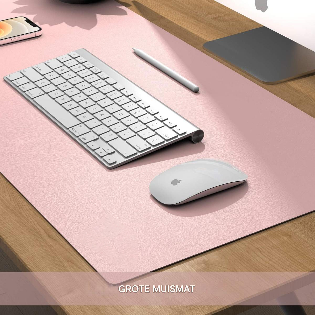 Ein rosafarbener Schreibtischunterlage mit Tastatur, Maus und Stift.