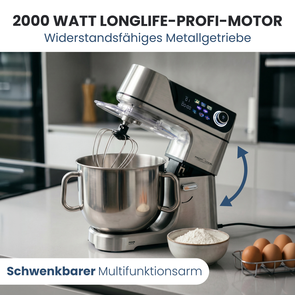 Ein silberner Küchenmixer mit Rührschüssel, Schneebesen, Mehl und Eiern.