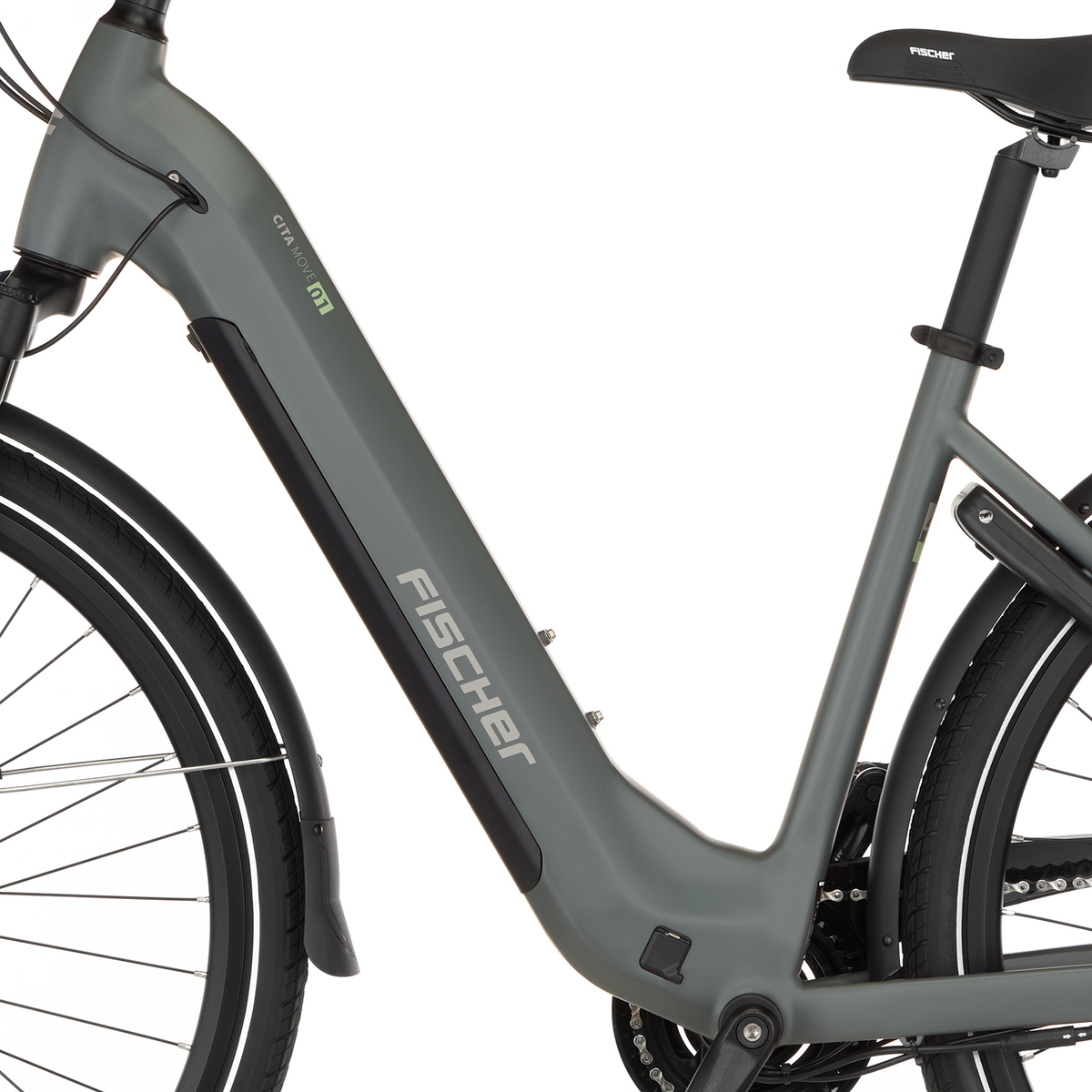 Graues E-Bike mit FISCHER-Logo, Vorder- und Hinterrad, Sattel und Kette sichtbar.