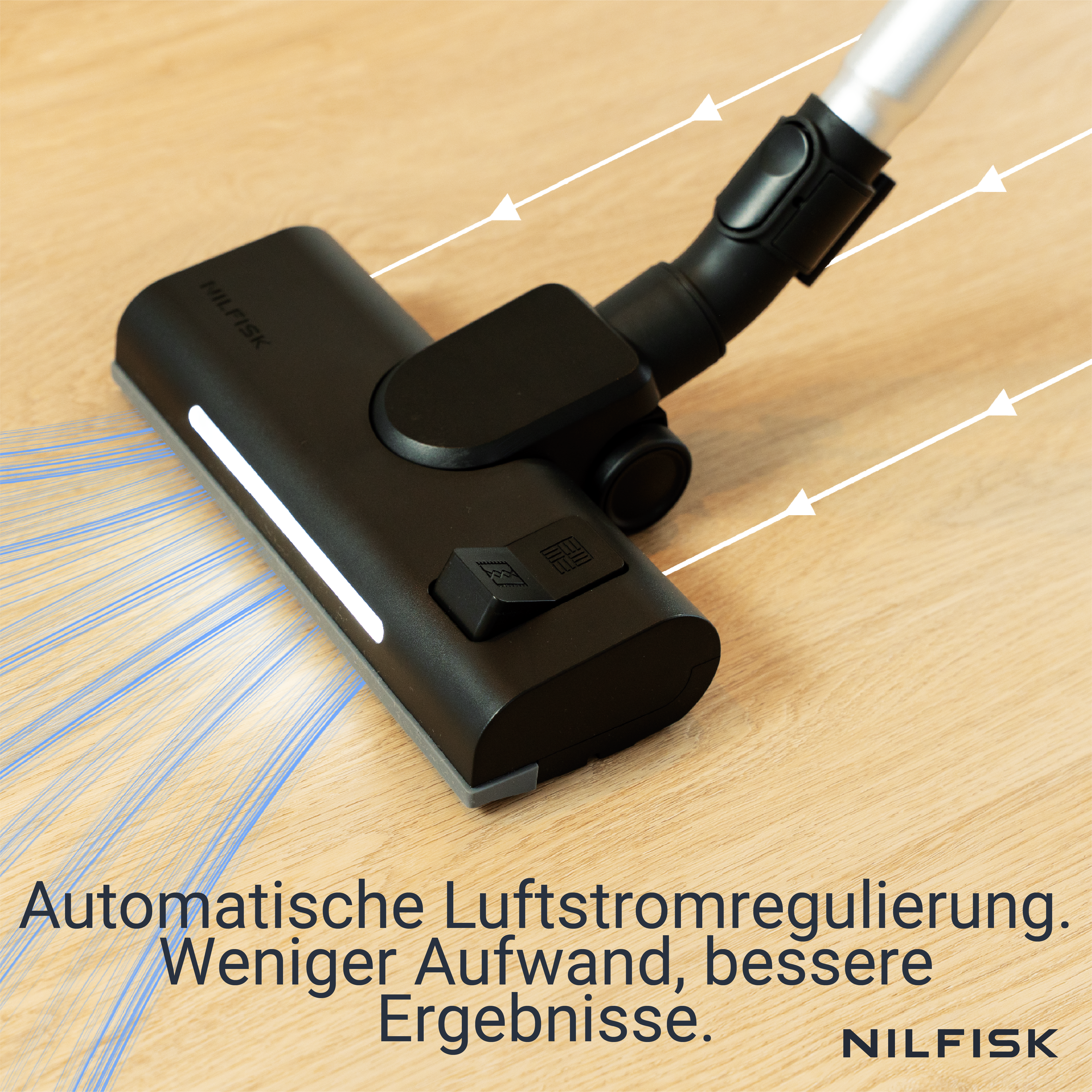 Ein schwarzer Nilfisk Staubsaugerkopf auf Holzboden mit blauer Luftstromanzeige.