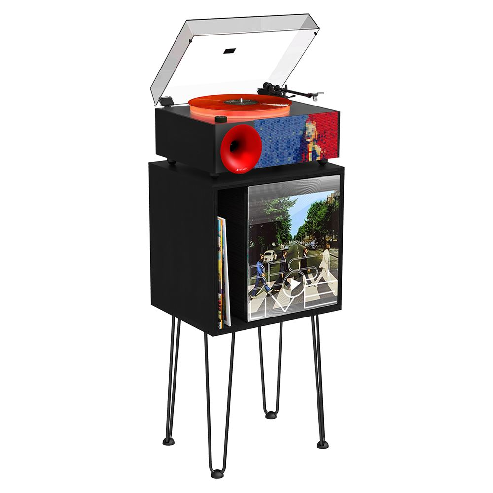 Kırmızı vinil kaplı siyah pikap, plaklı bir stant üzerinde.