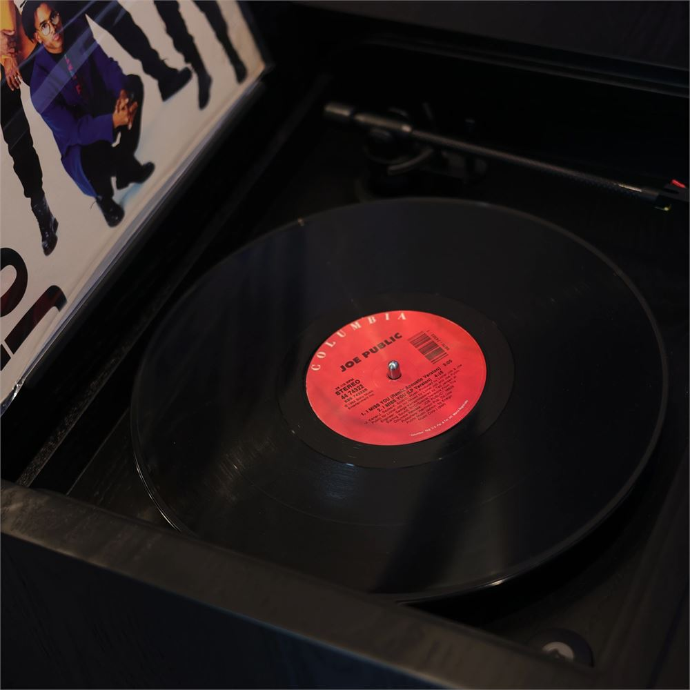 Joe Public kaydı, vinil kapaklı pikap üzerinde.