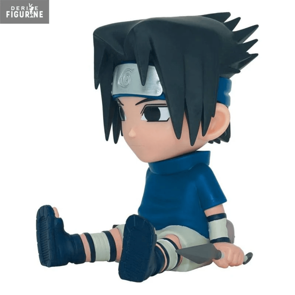 Una figura de Sasuke Uchiha sentado sosteniendo un cuchillo kunai.