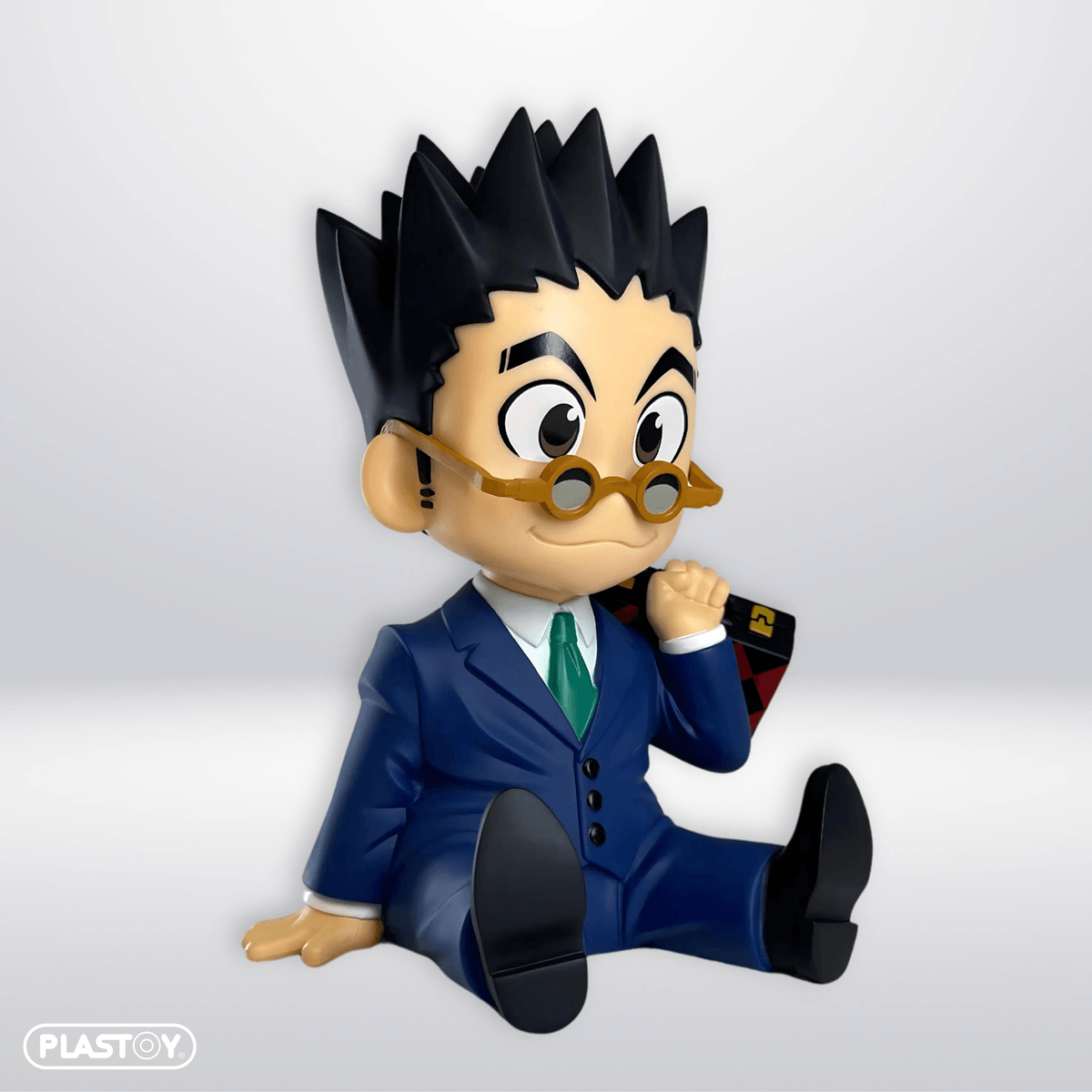 Una figura con traje y gafas se sienta sosteniendo un maletín.