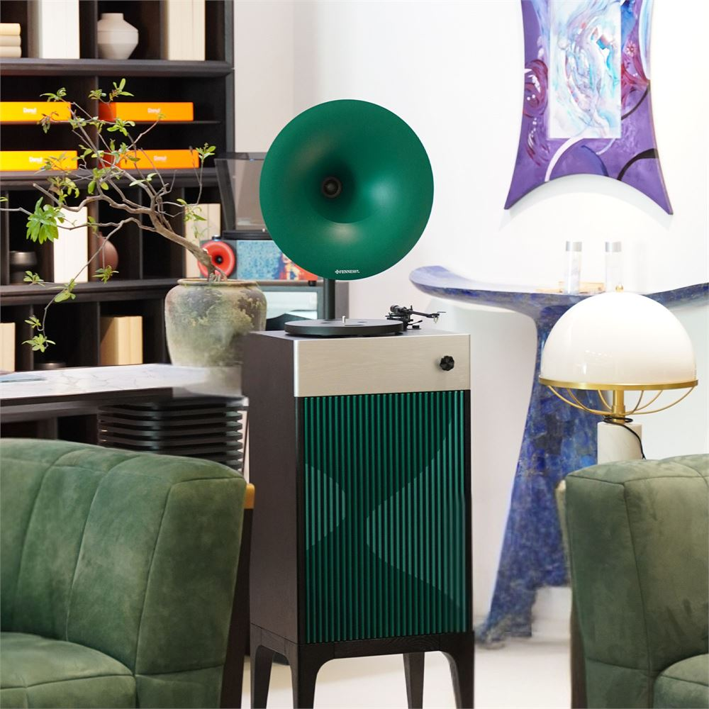 Hortumlu yeşil pikap, kitaplıklı ve yeşil koltuğun yanında.