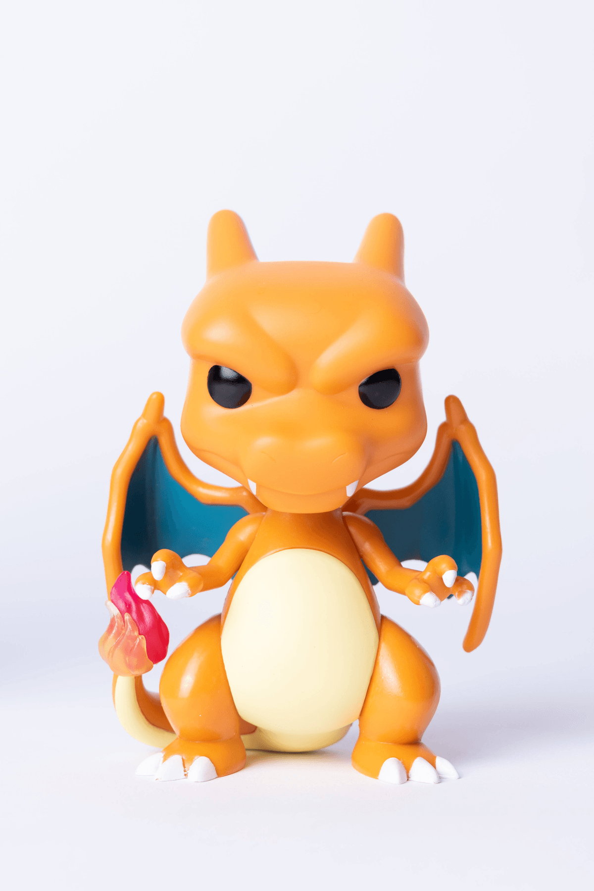 Orange Figur mit blauen Flügeln und Flamme am Schwanz.