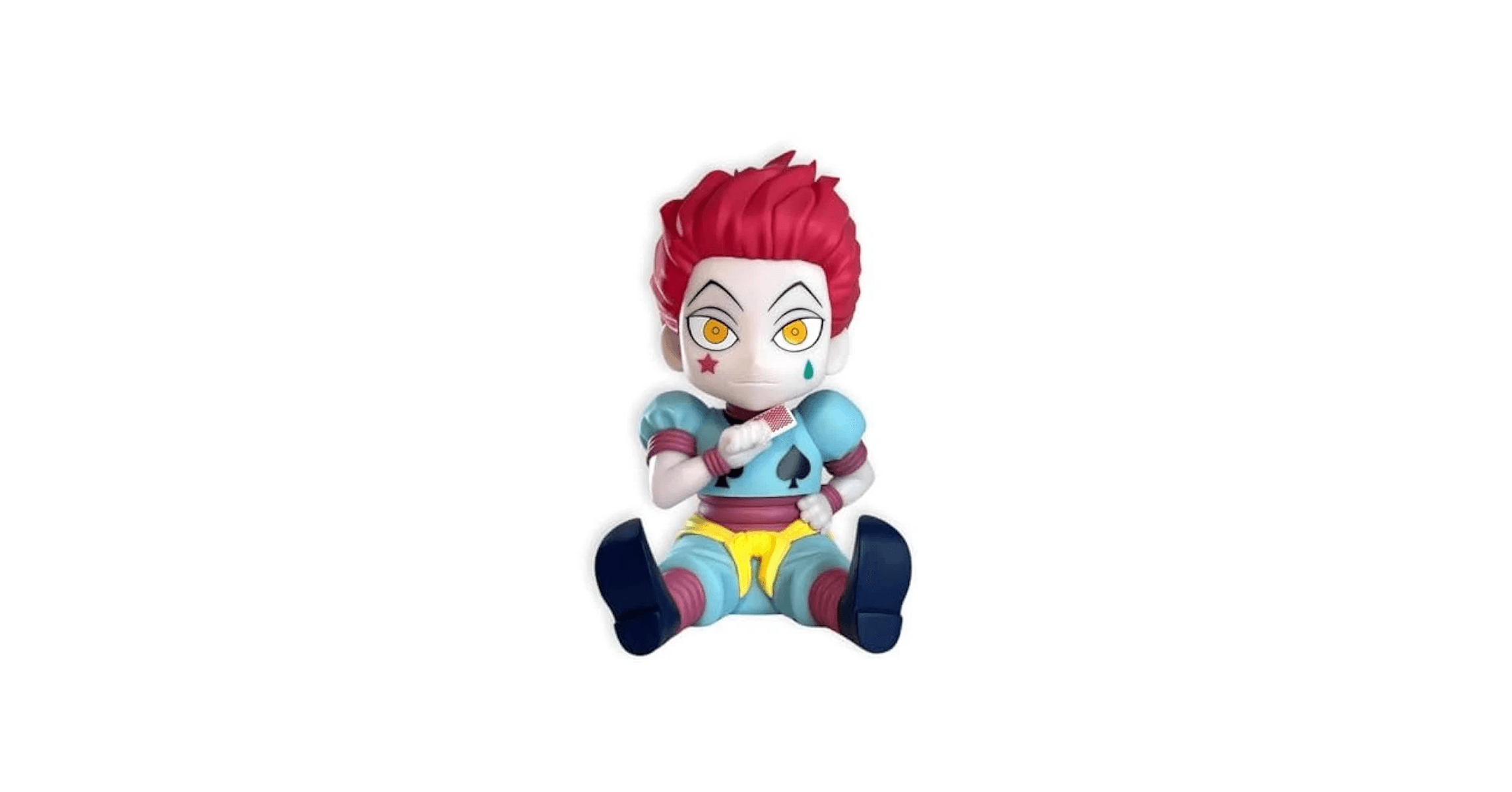 Una figura con pelo rojo y ojos amarillos sosteniendo una carta de juego.