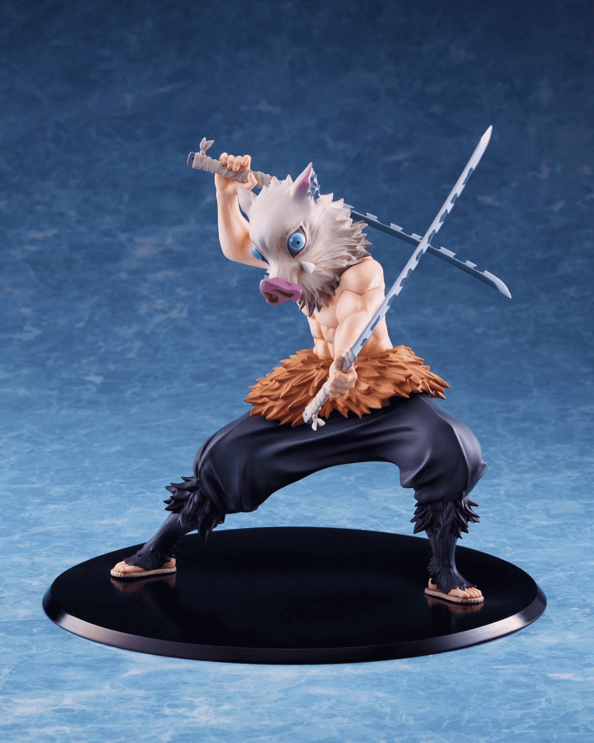 Una figura de Cazador de Demonios con máscara de jabalí empuña dos espadas sobre fondo azul.