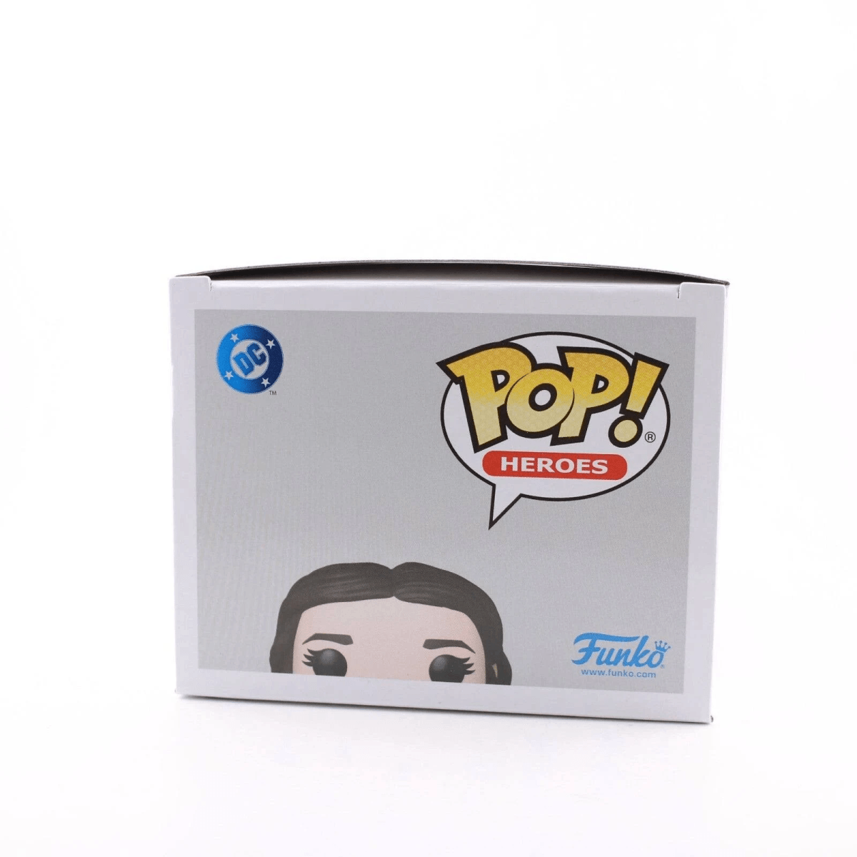 Caja Funko Pop! DC Heroes mostrando parte de una cara y pelo oscuro.