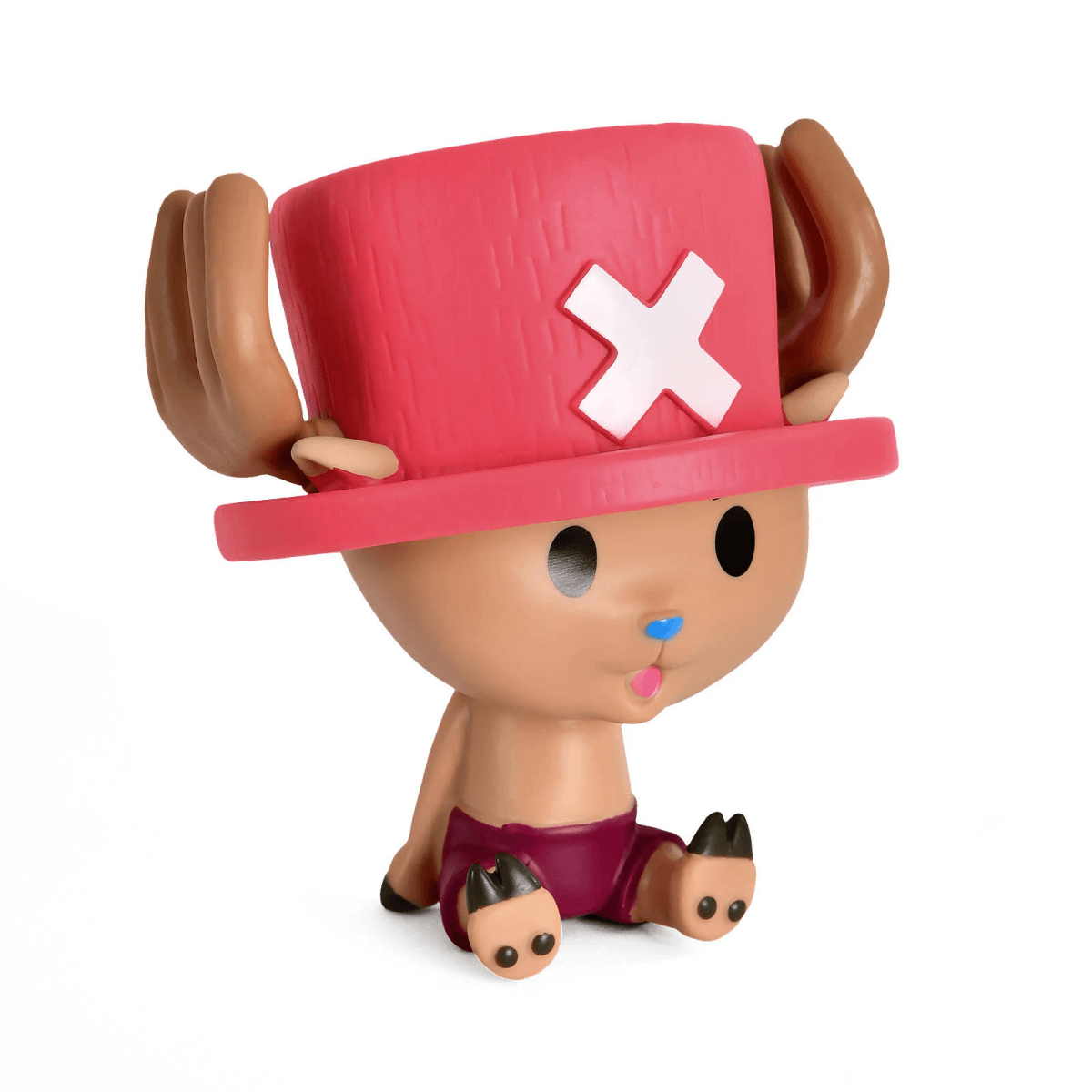 Una figura marrón con sombrero rosa y nariz azul sentada sobre fondo blanco.