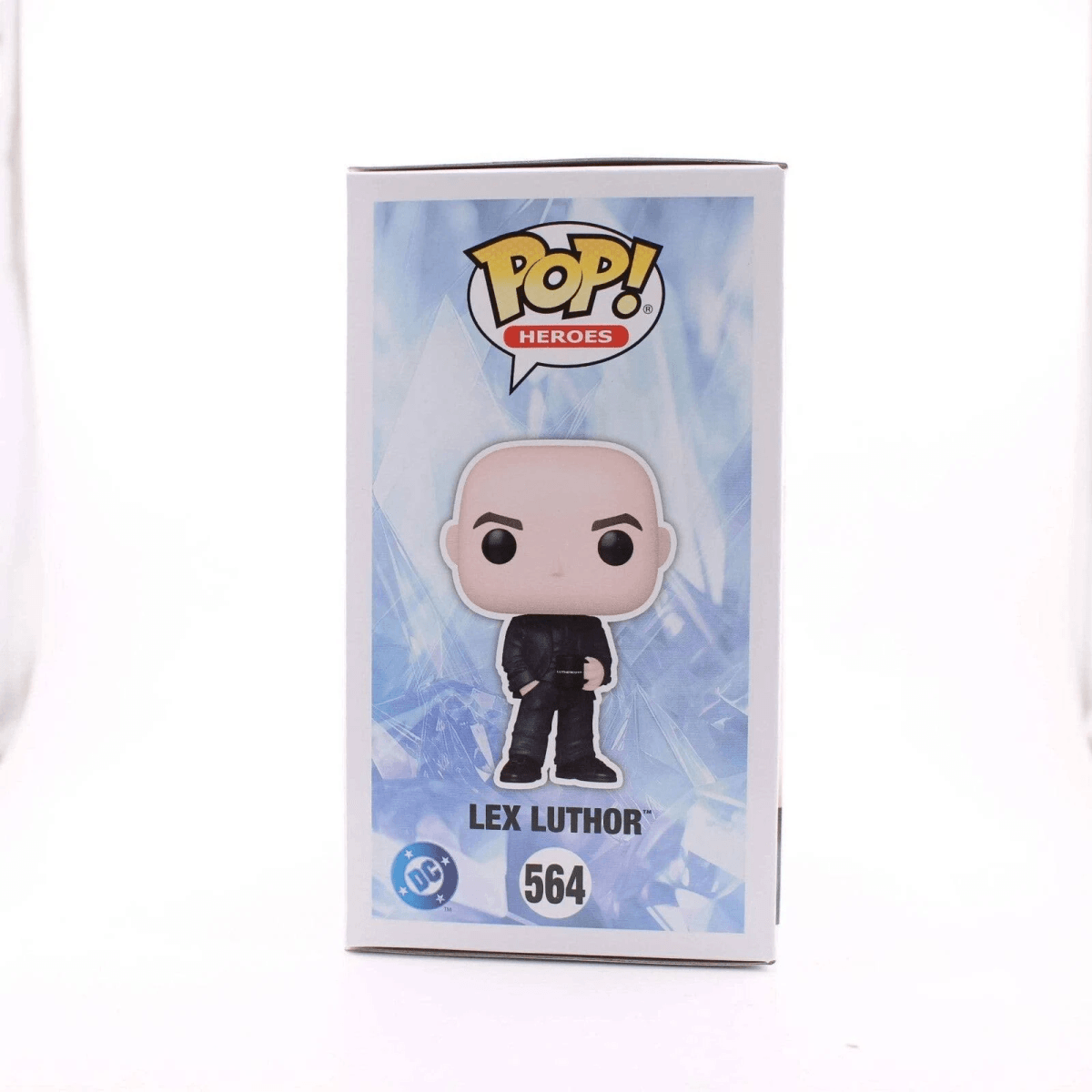 Figura Funko Pop de Lex Luthor en traje negro sobre fondo helado.