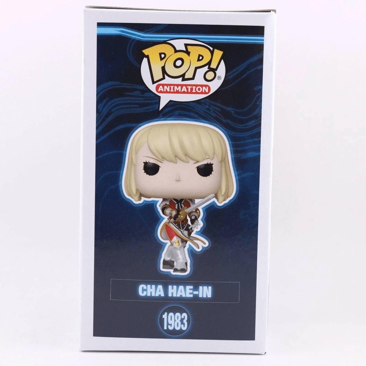 Figura Funko Pop! de Cha Hae-In con espada sobre una caja de fondo abstracta oscura.
