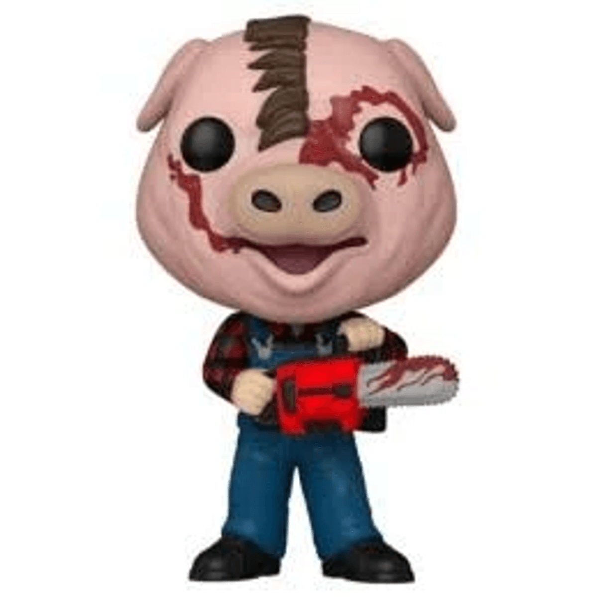 Una figura con cabeza de cerdo y overol sostiene una motosierra ensangrentada. Lleva camisa a cuadros.