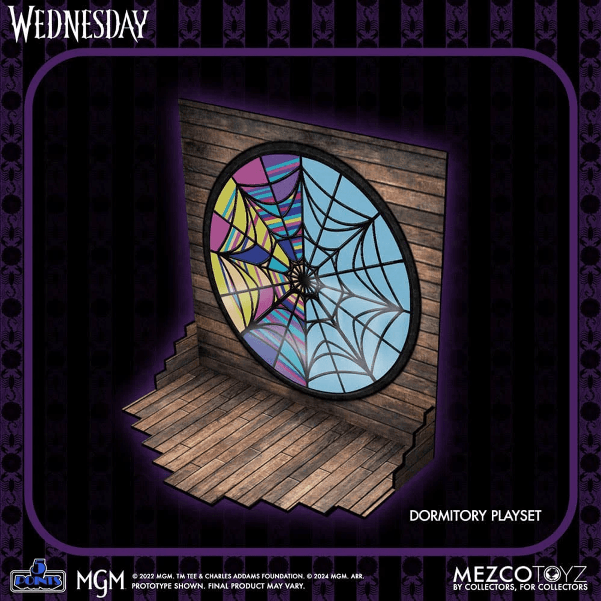 Un juego de dormitorio con una ventana ovalada con diseño de telaraña.