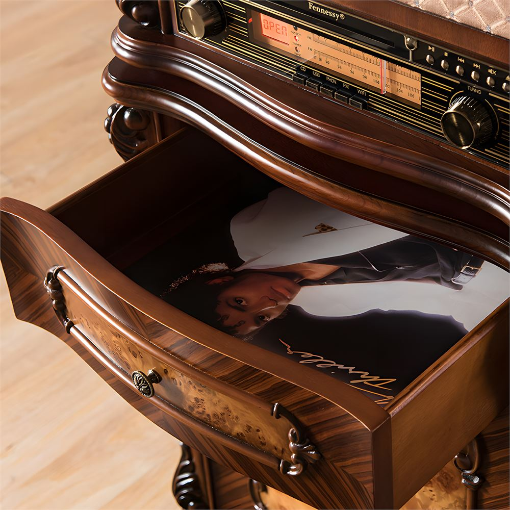 Açık ahşap mobilya çekmecesi, Michael Jackson'ın "Thriller" vinil plağını gösteriyor.