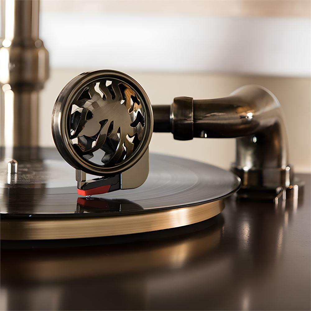 Vinil plak üzerinde iğnesi olan gramofon. Dekoratif bir unsur.