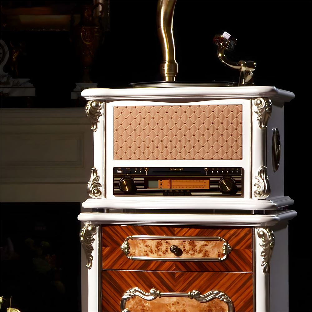 Kahverengi kakma ve altın süslemeli beyaz vintage radyo dolabı.