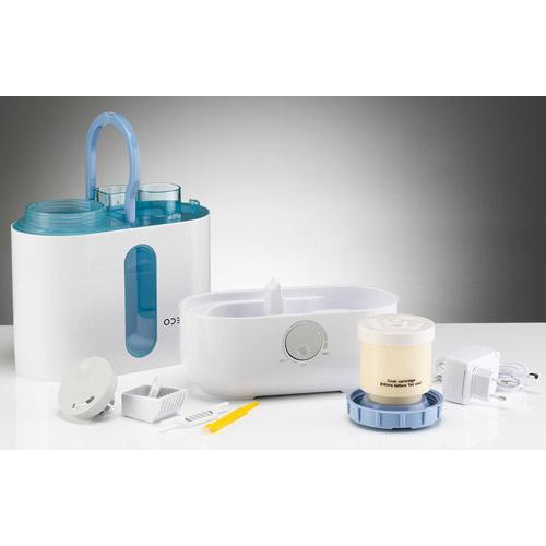 Un humidificador blanco con asa azul y accesorios sobre una superficie blanca.