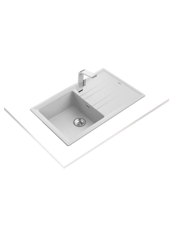 Beyaz tezgah üzerinde musluklu gri lavabo.