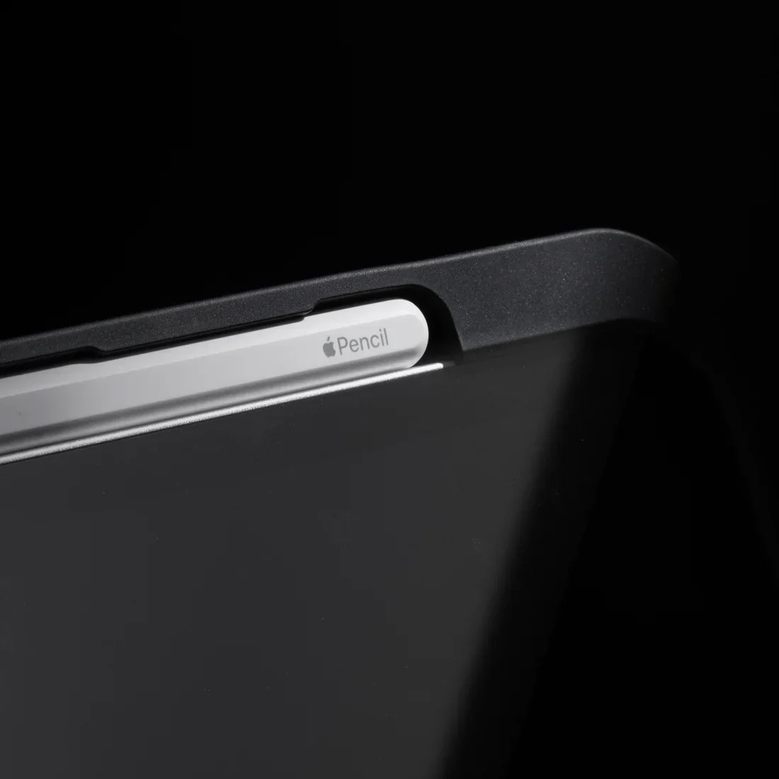 Biały Apple Pencil z logo i napisem „Pencil” na czarnym tle.