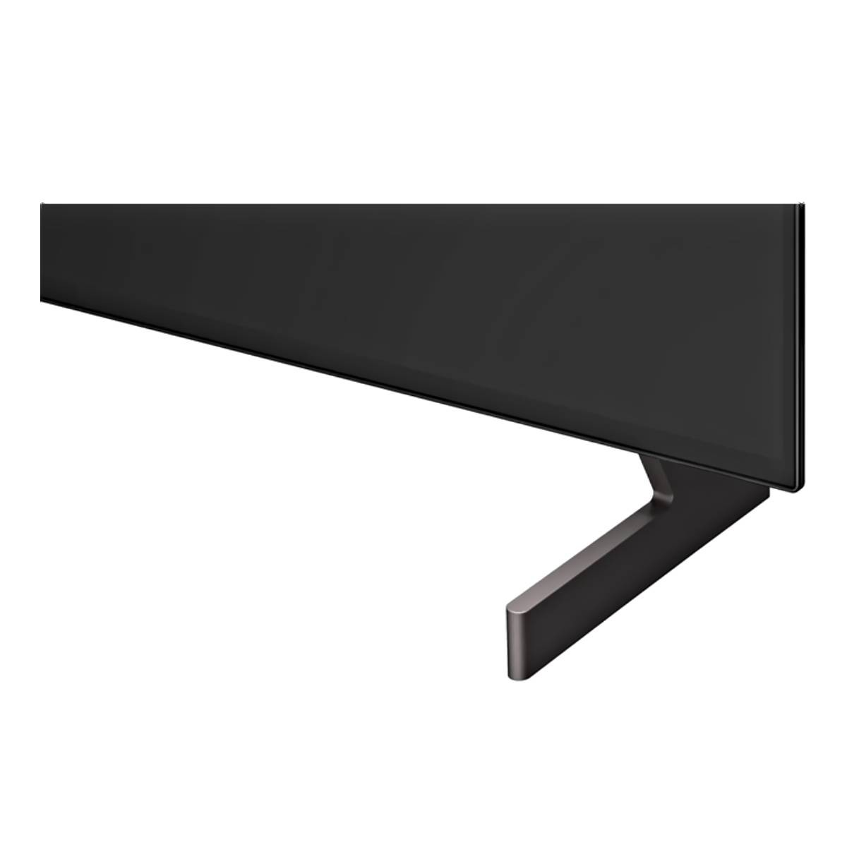 Un televisor negro con un soporte plateado sobre fondo blanco.