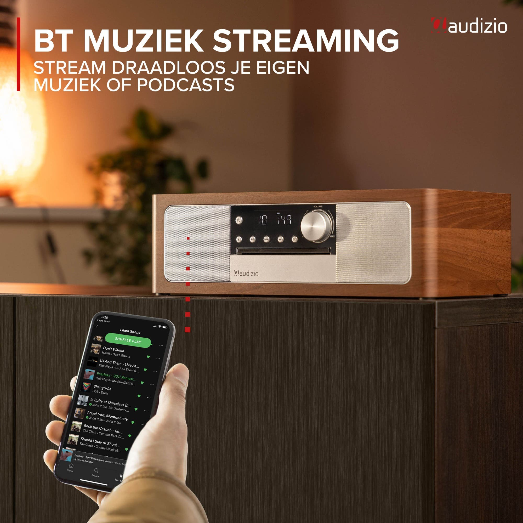Une élégante radio en bois et un smartphone affichant de la musique.