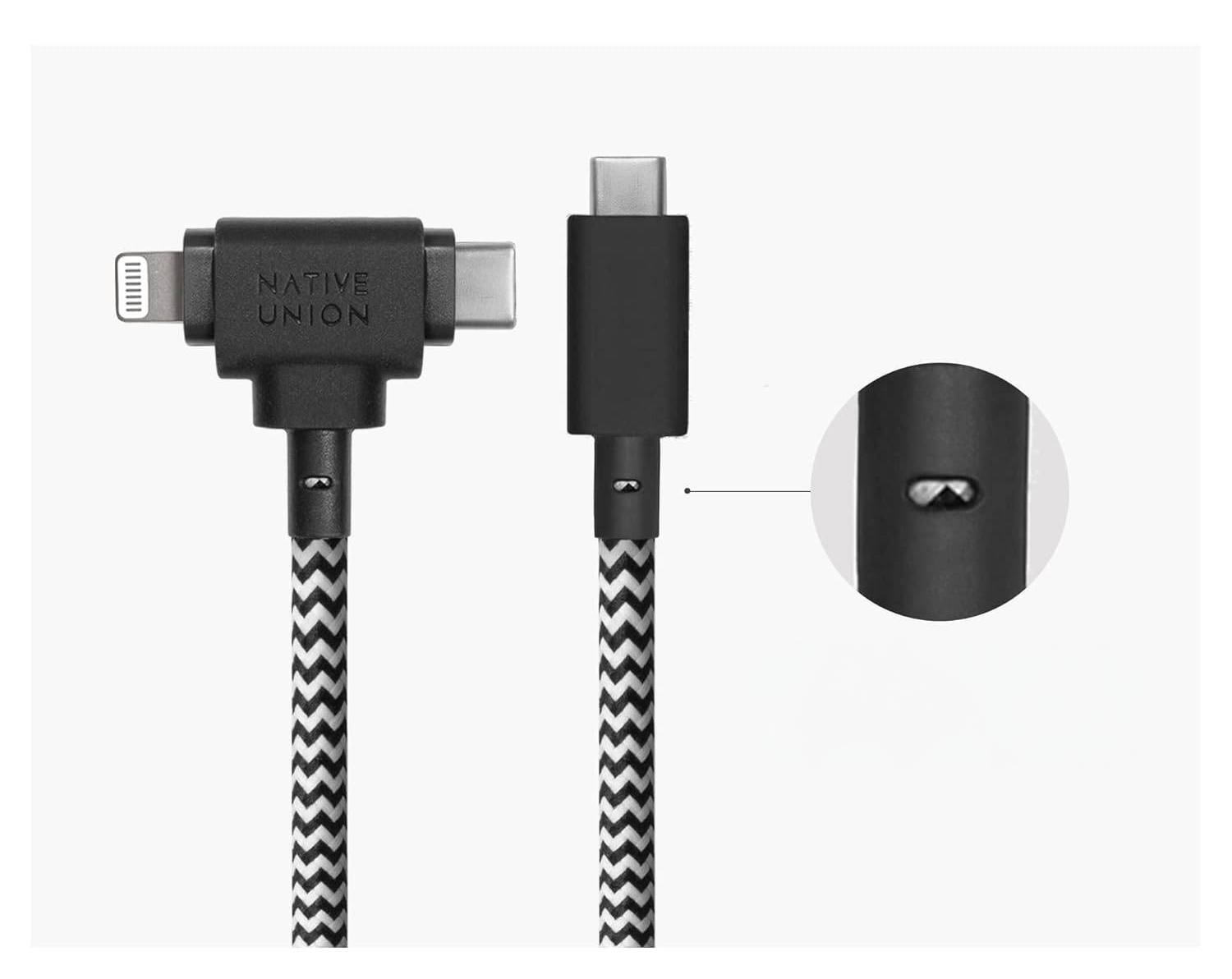 Un cavo di ricarica nero con connettori Lightning e USB-C, fantasia a chevron bianco e nero.