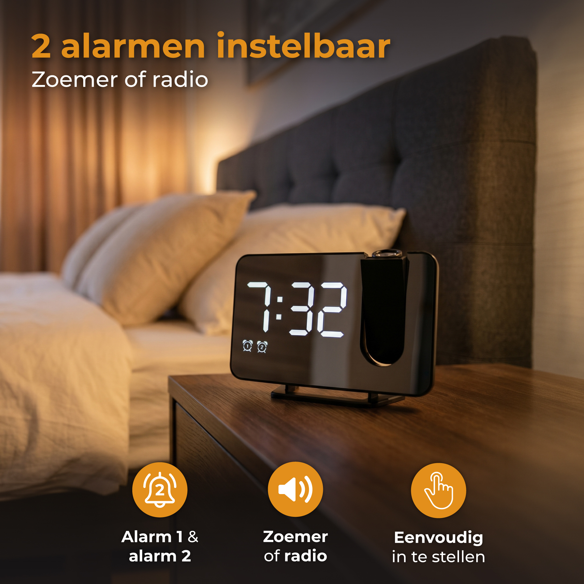 Een digitale projectiewekker toont 7:32 op een nachtkastje.