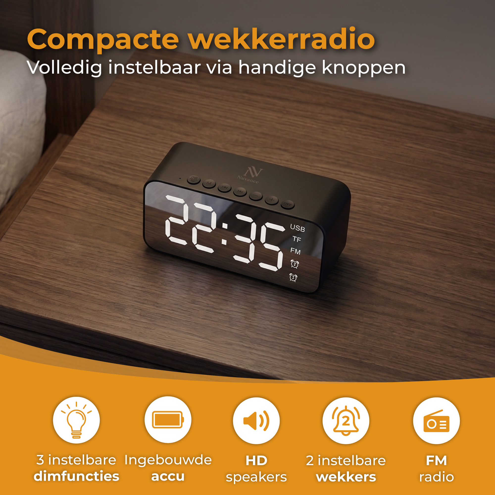Een zwarte digitale wekker met spiegelend display toont 22:35.