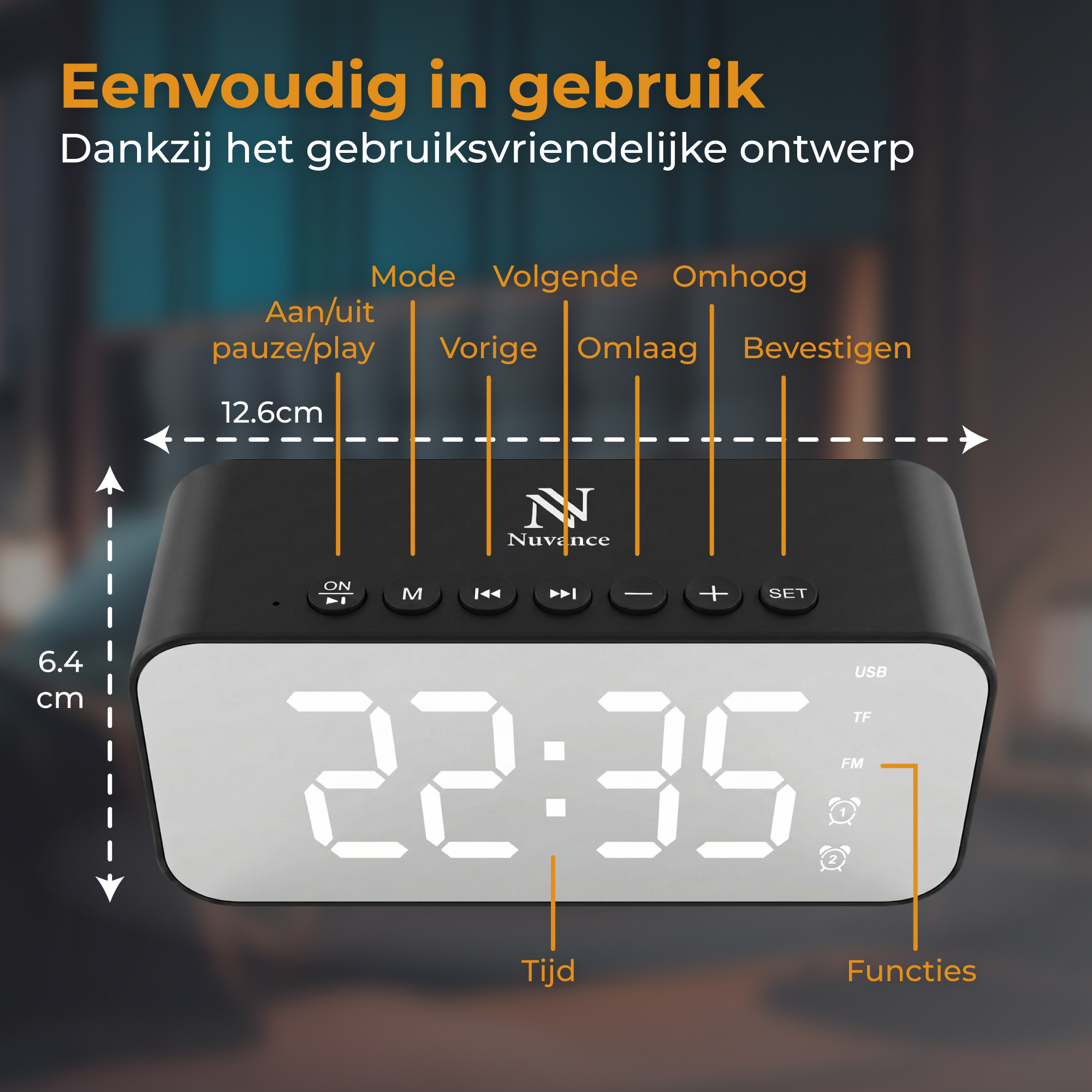 Een zwarte digitale wekker met verlicht display toont 22:35.