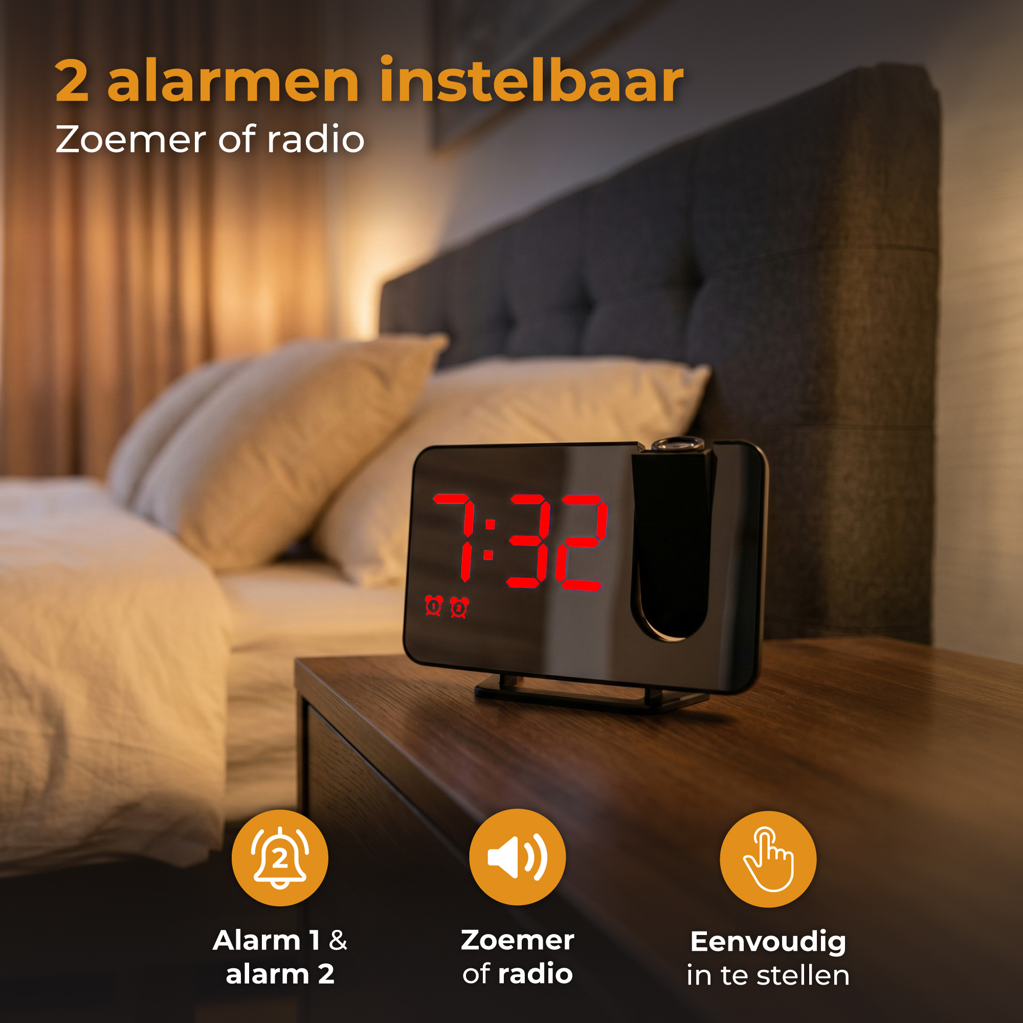 Een digitale projectiewekker toont 7:32 op een nachtkastje naast een bed.