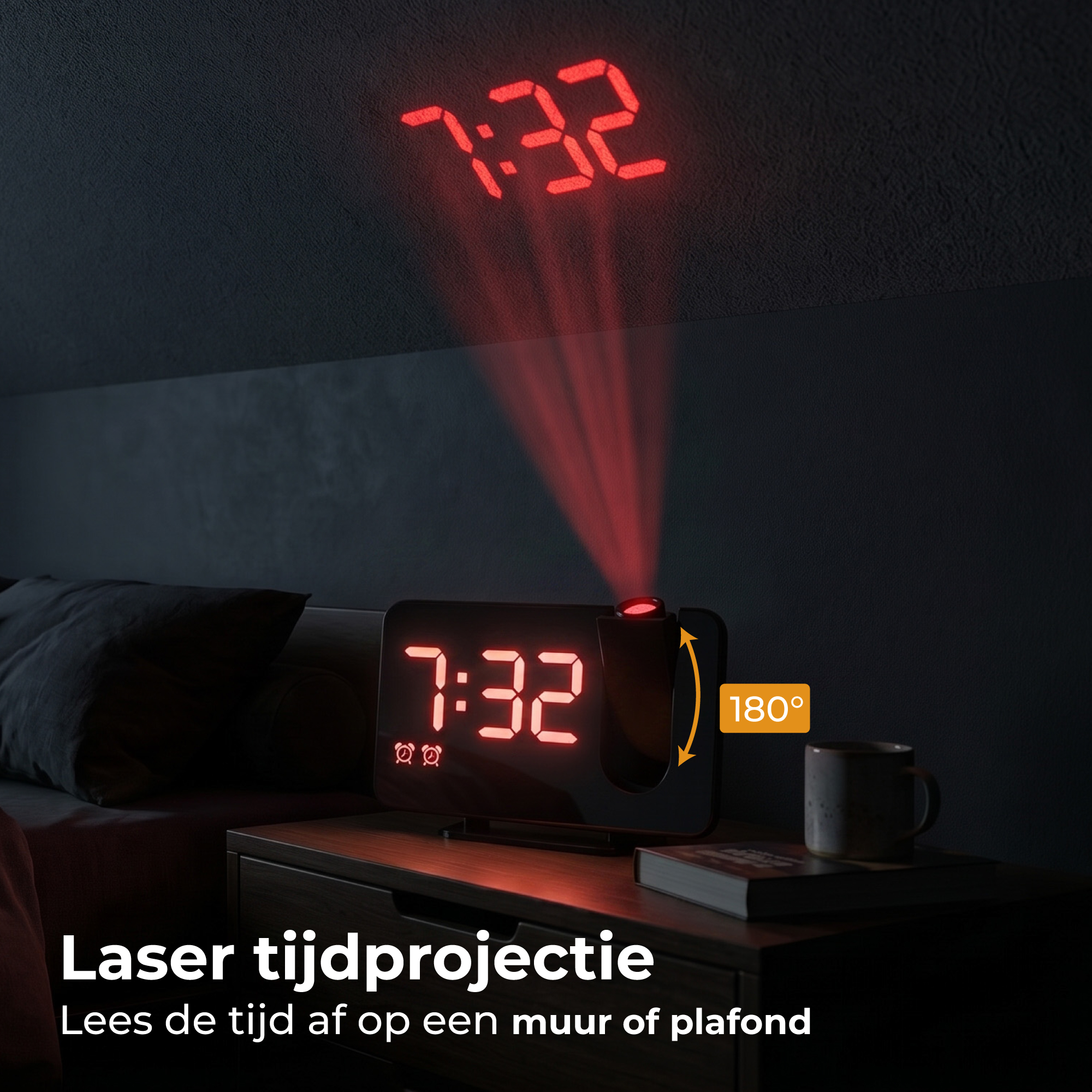 Digitale klok projecteert 7:32 rood op muur. Mok op nachtkastje.