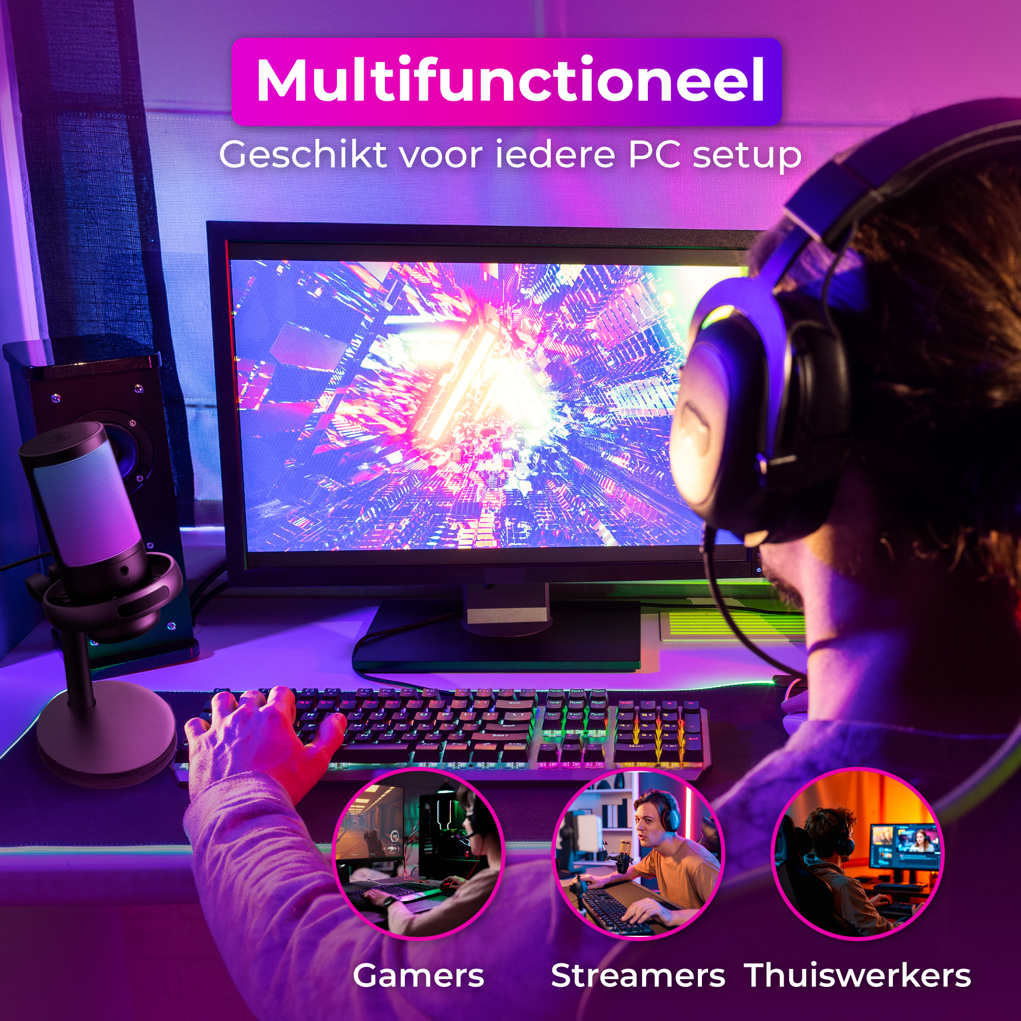 Een persoon met koptelefoon speelt op een pc, met microfoon en toetsenbord.