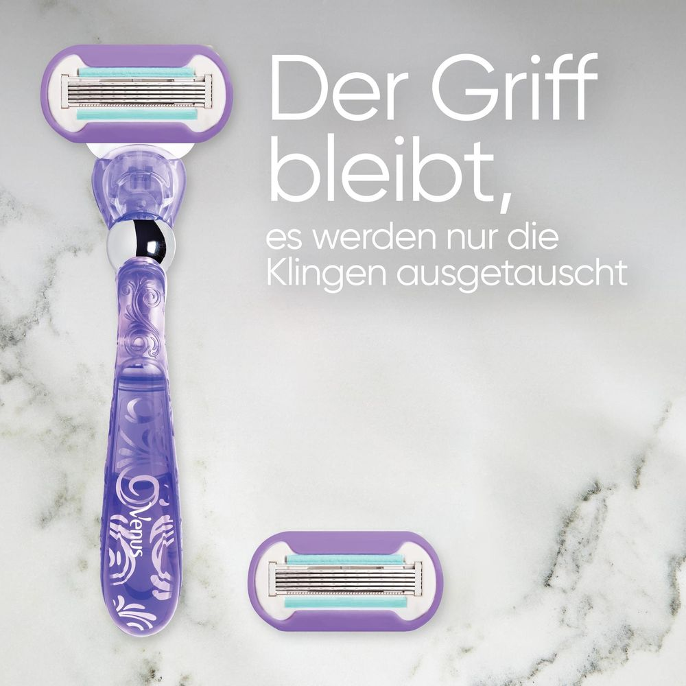 Lila Rasierer mit Ersatzklingen und Text auf Marmor Hintergrund.