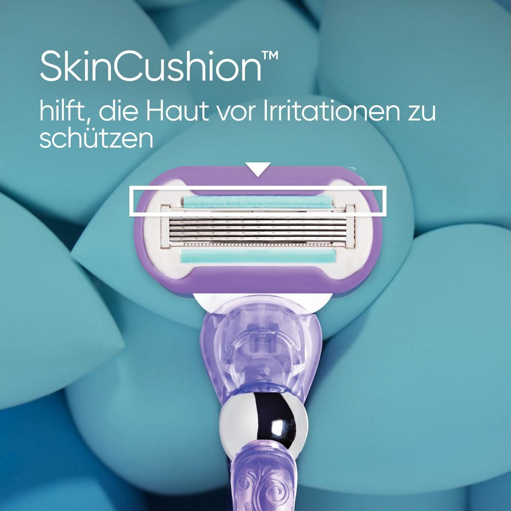 Ein violetter Rasierer mit SkinCushion-Technologie auf blauem Hintergrund.