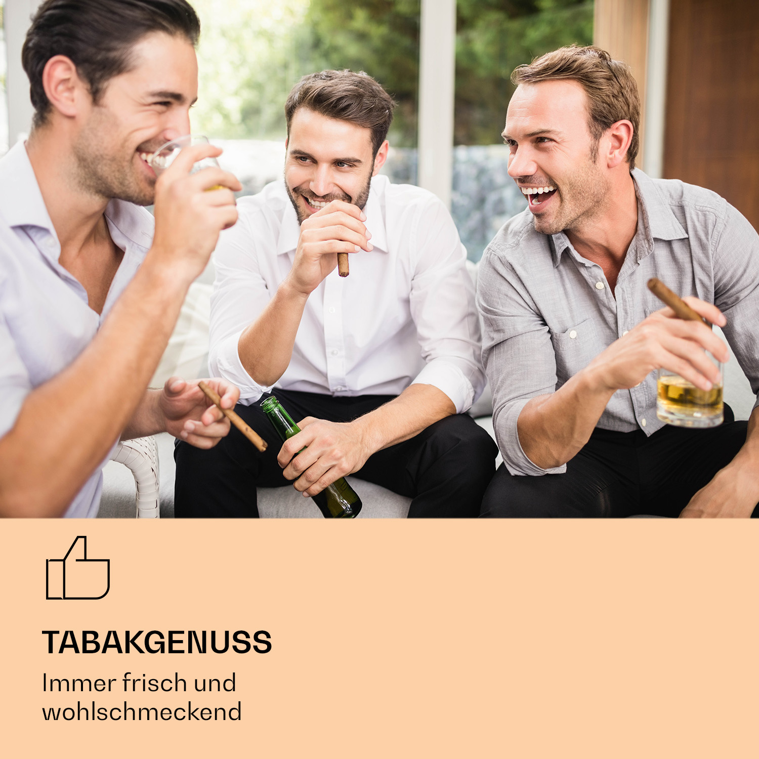 Tres hombres riendo y bebiendo. Uno sostiene un cigarro y un vaso.
