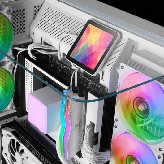 Una caja de PC abierta con ventiladores RGB coloridos, RAM y una pantalla pequeña.