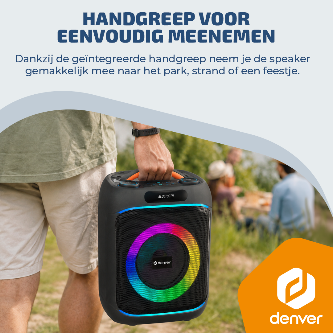 Een persoon draagt een zwarte speaker met kleurrijke lichten en oranje handgreep.