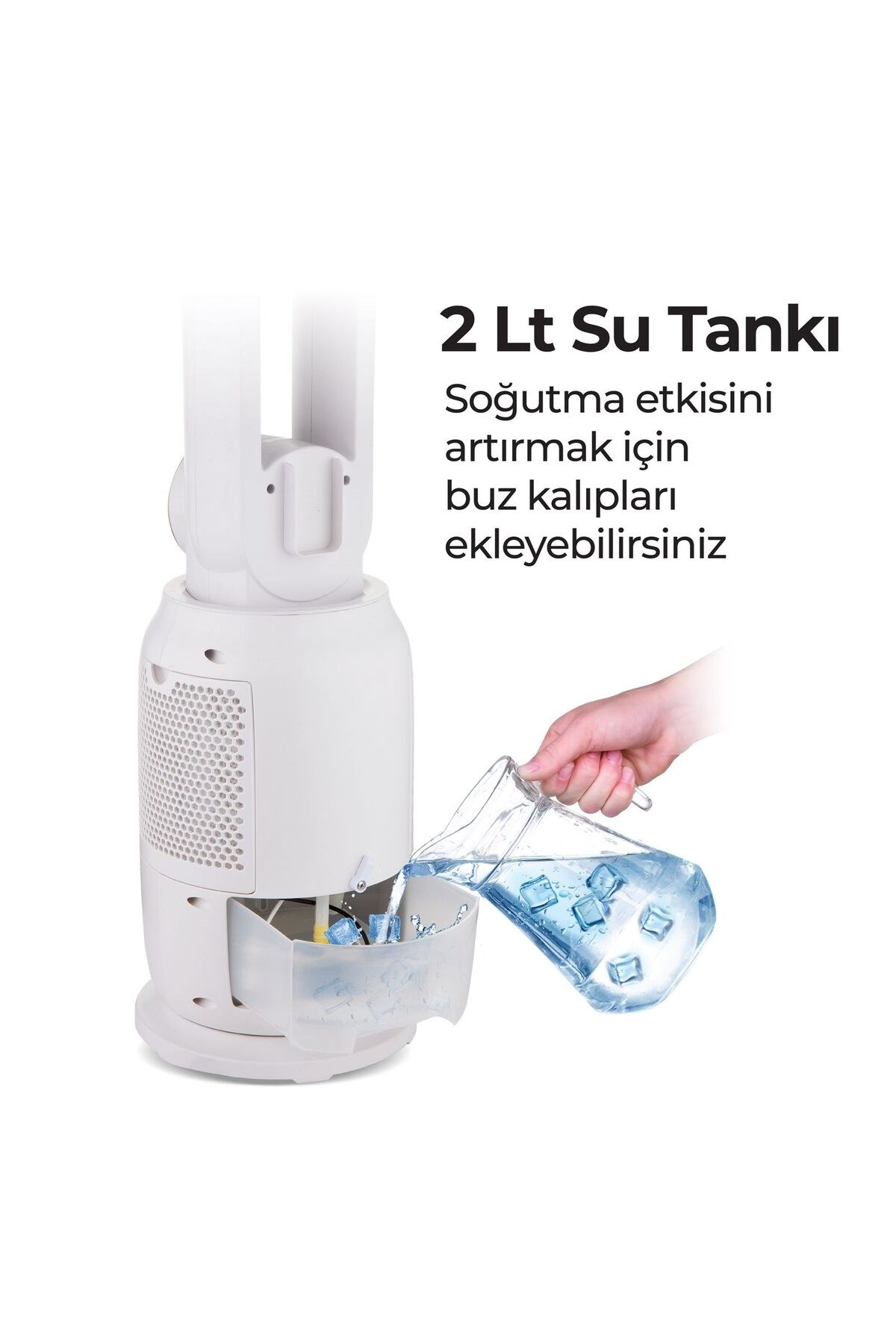 Beyaz bir hava soğutucu, elinde buz kalıplarını su tankına döküyor.