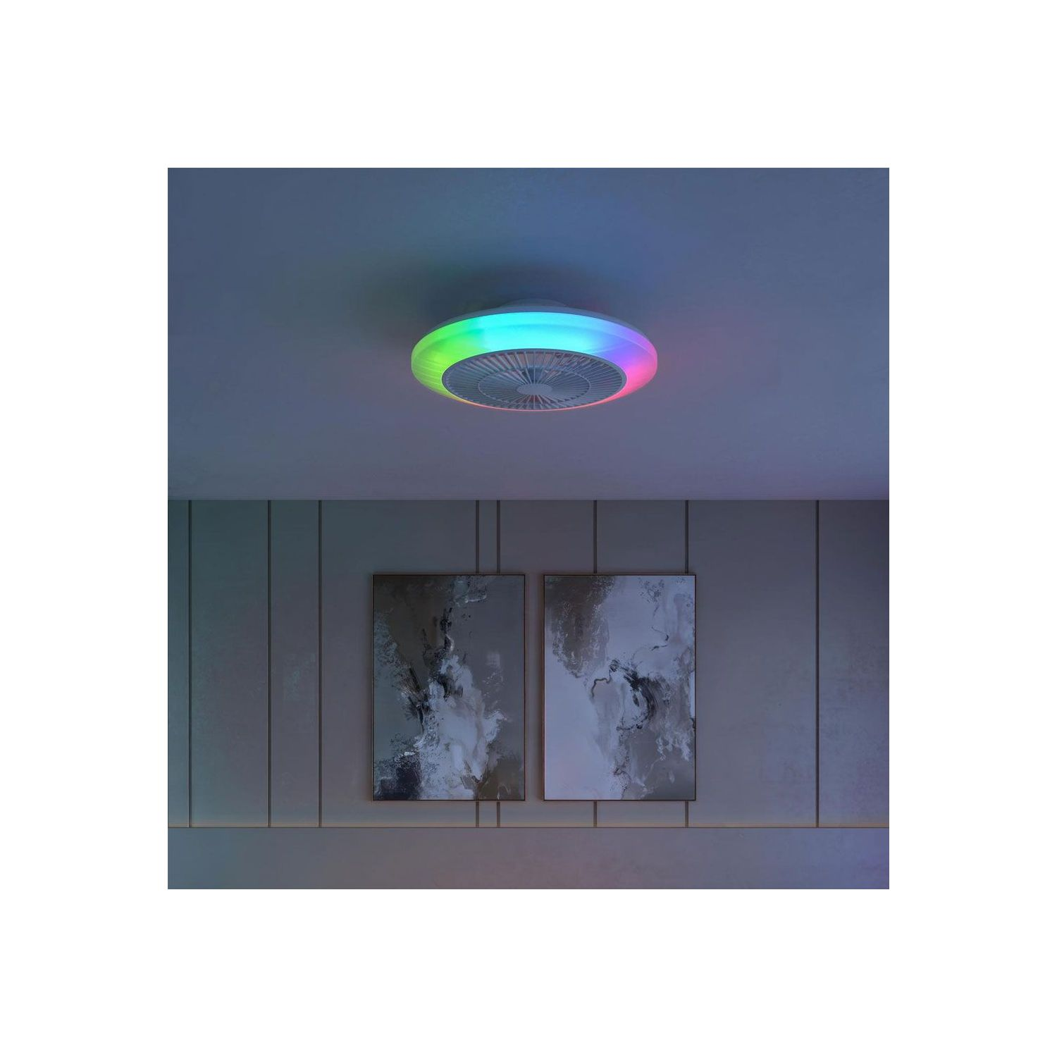 Ventilatore da soffitto con illuminazione LED colorata sopra due quadri astratti.