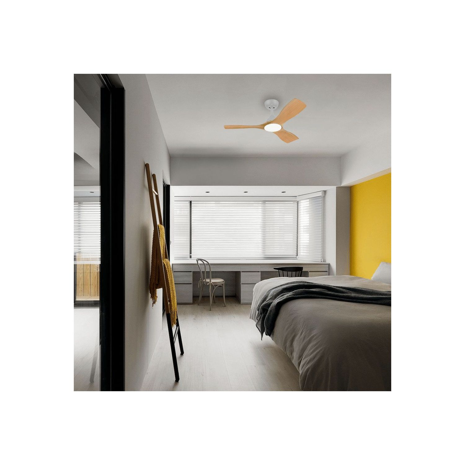 Ein Schlafzimmer mit einem Bett, Schreibtisch und Deckenventilator.