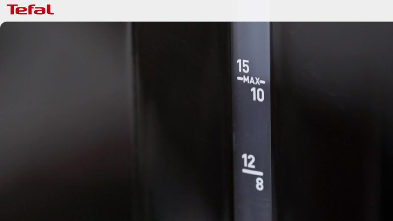 Czajnik czarny z białym wskaźnikiem poziomu wody, pokazującym oznaczenia 8, 10, 12 i MAX.