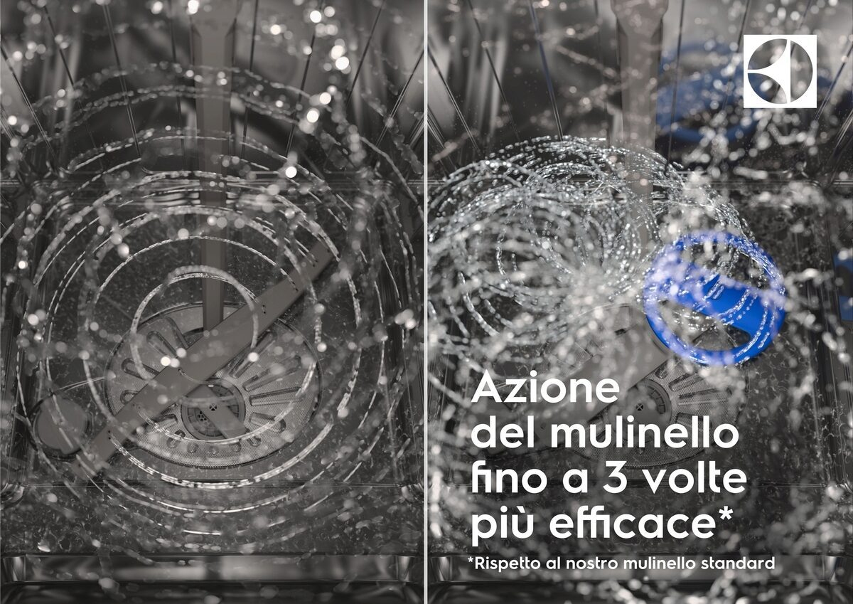 Interno di una lavastoviglie con getti d'acqua che colpiscono un braccio irroratore blu.