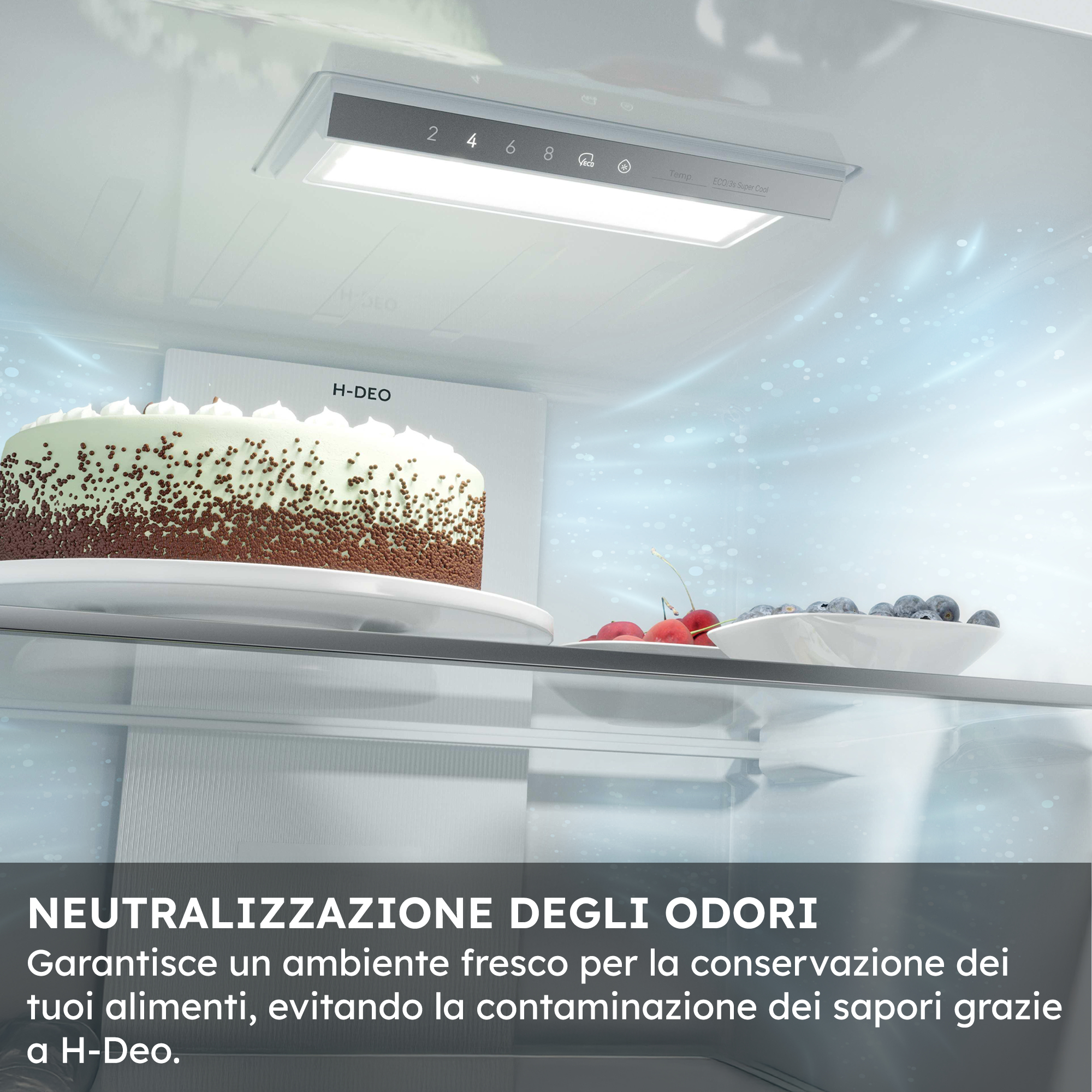 Interior de refrigerador con pastel, cerezas y arándanos. Pantalla arriba.