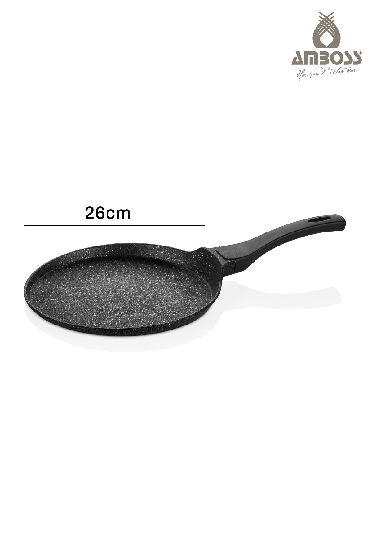 26cm çapında, siyah saplı düz, siyah bir tava.