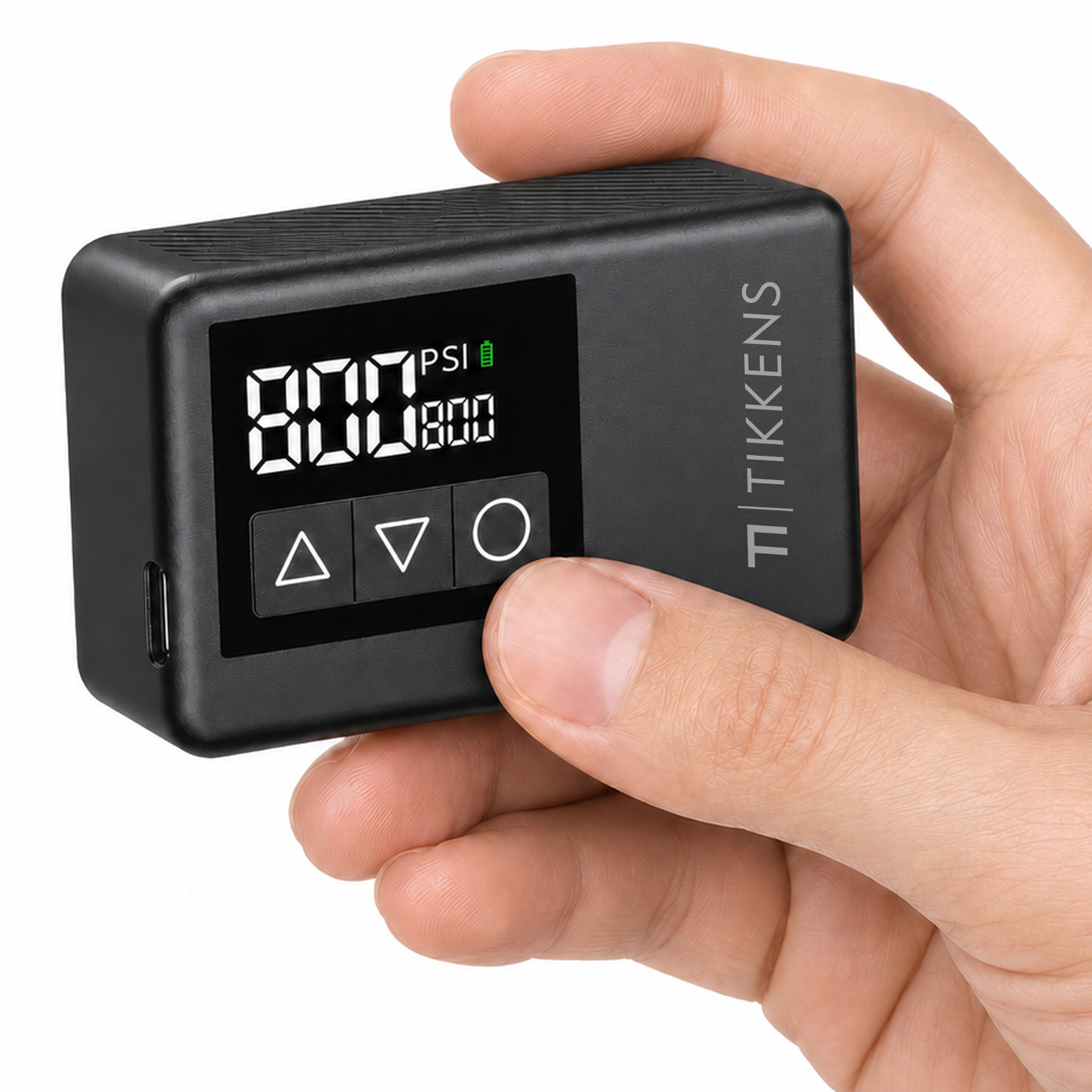 Eine Hand hält ein schwarzes Gerät mit einem digitalen Display, das 800 PSI anzeigt.