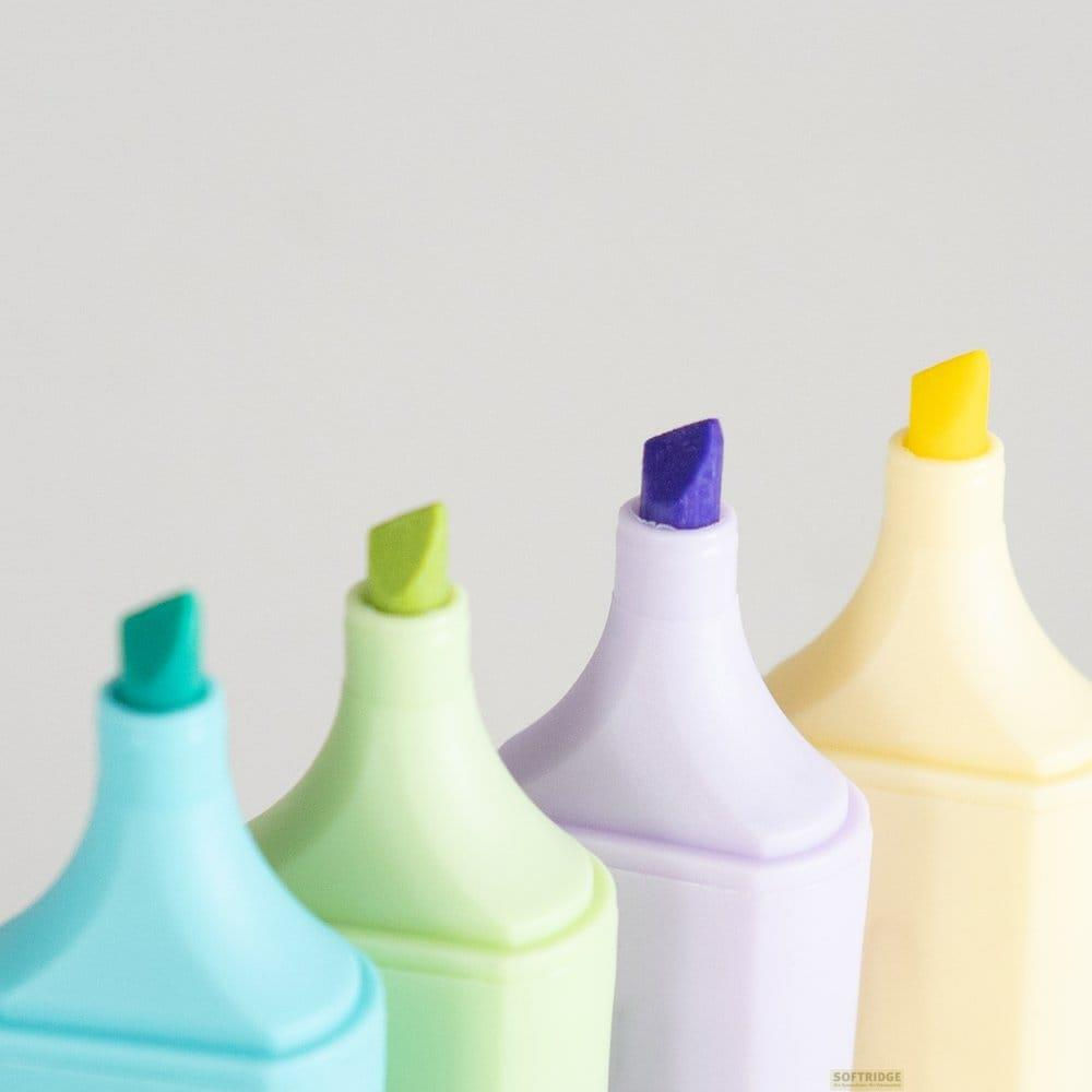 Vier Pastell-Marker in Blau, Grün, Lila und Gelb stehen nebeneinander.