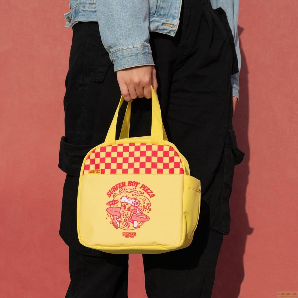 Gelbe Tasche mit Netflix-Logo und Surfer Boy Pizza-Motiv. Rote Karos oben.
